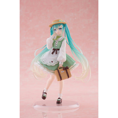 Taito USA (451808500) Hatsune Miku Figure - Fashion (Country Ver.) 840342402748